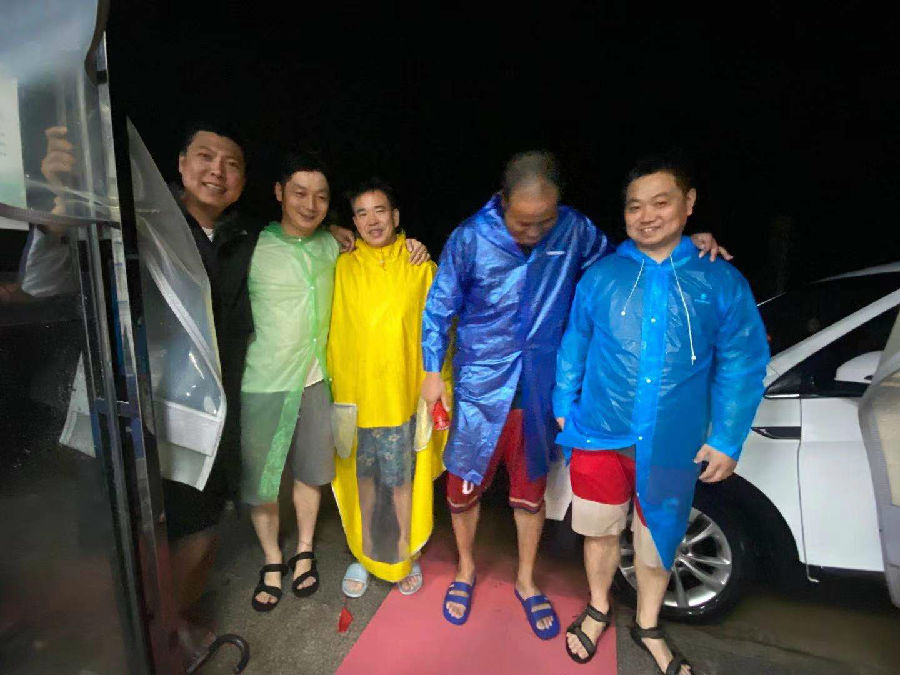 体育学院教师雨夜奋战筑起沙袋墙,降低社区的受灾损失.jpg
