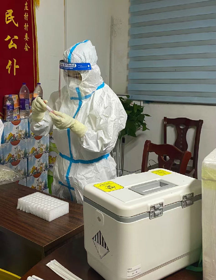 体育学院青年教师龚希丹正在进行核酸采样工作.jpg