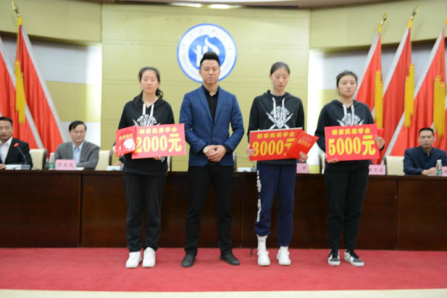 胡家民为高水平女篮队员颁奖.jpg