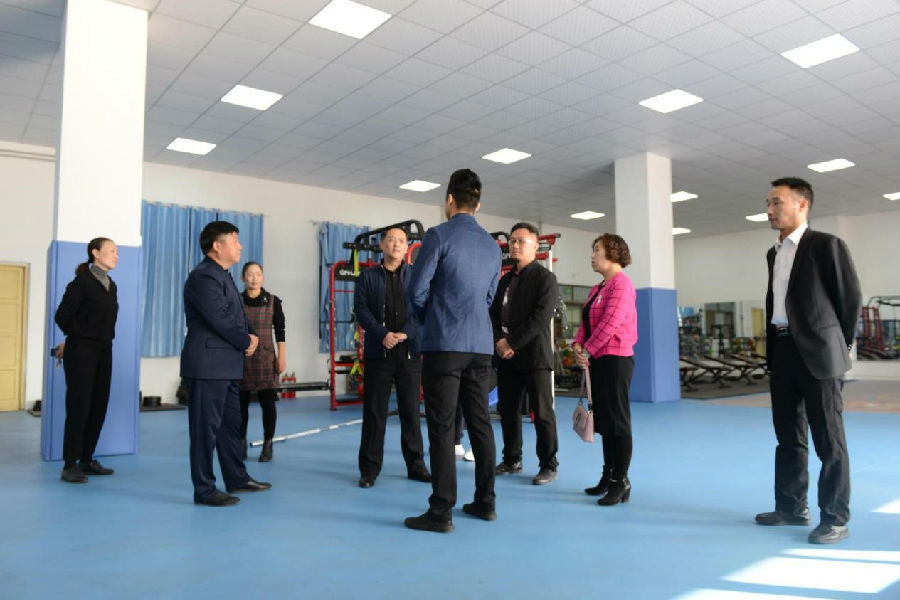 参观体育学院健身实训中心并体验健身器材.jpg